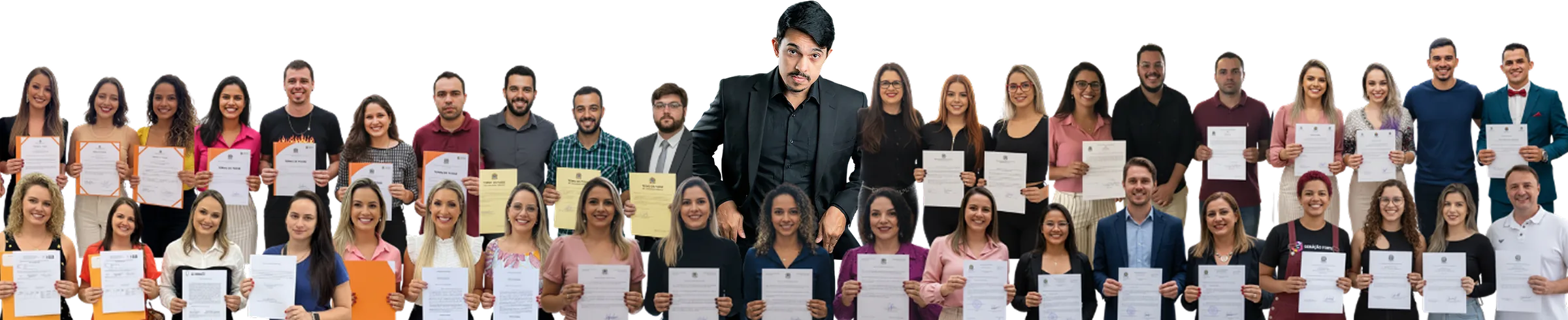 Dezenas de professores aprovados segurando seus certificados, com o Prof. Jota Sobreira ao centro.